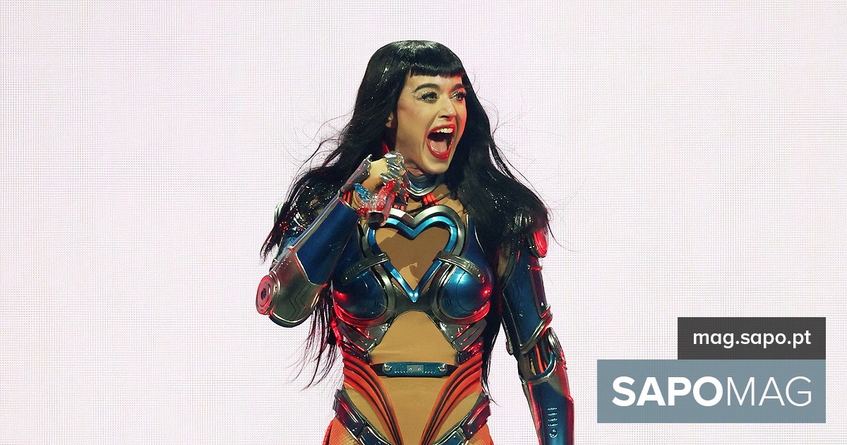 Fã desmaia em palco durante concerto de Katy Perry - Música