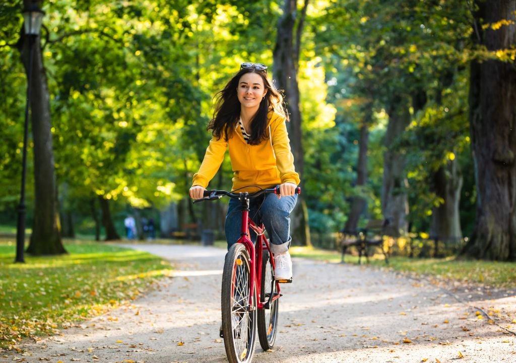 mulher andando de bicicleta