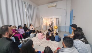 Prefeitura Municipal de Erechim - Chá Literário promove encontro entre livros, memórias e famílias na EMEI Barão do Rio Branco
