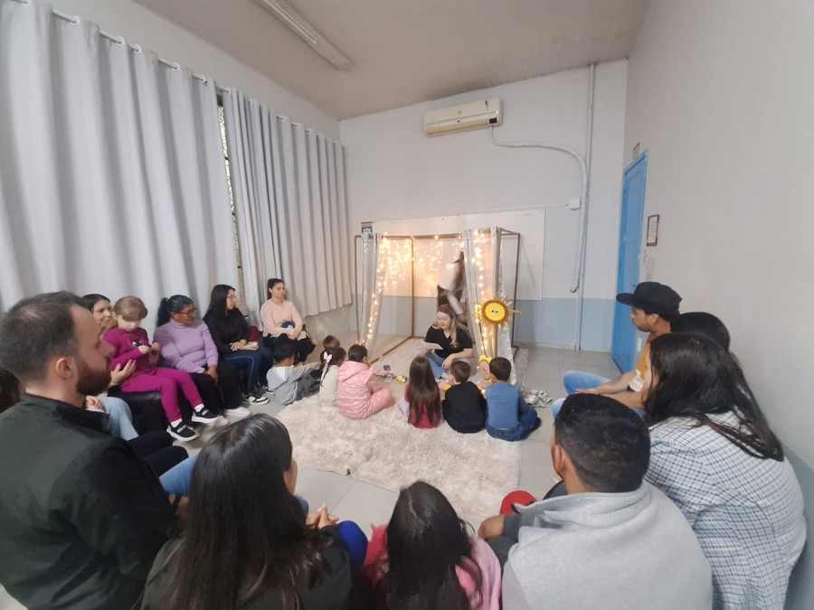 Prefeitura Municipal de Erechim - Chá Literário promove encontro entre livros, memórias e famílias na EMEI Barão do Rio Branco