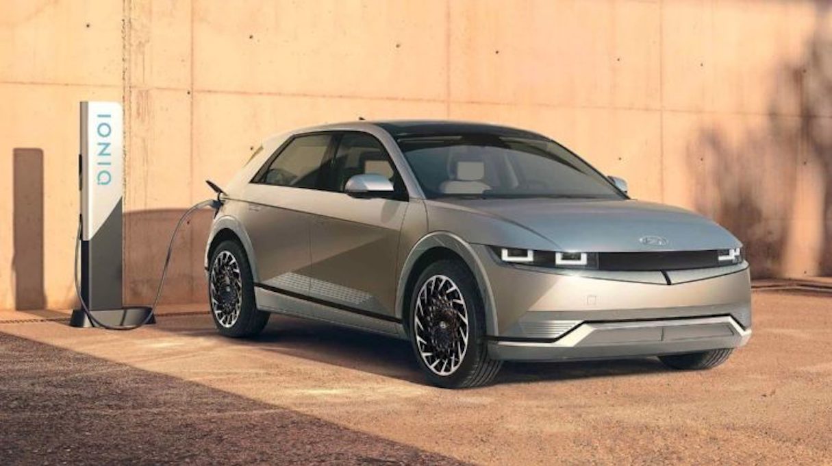 Um elétrico poupa até 1600 euros por ano em comparação com os híbridos plug-in