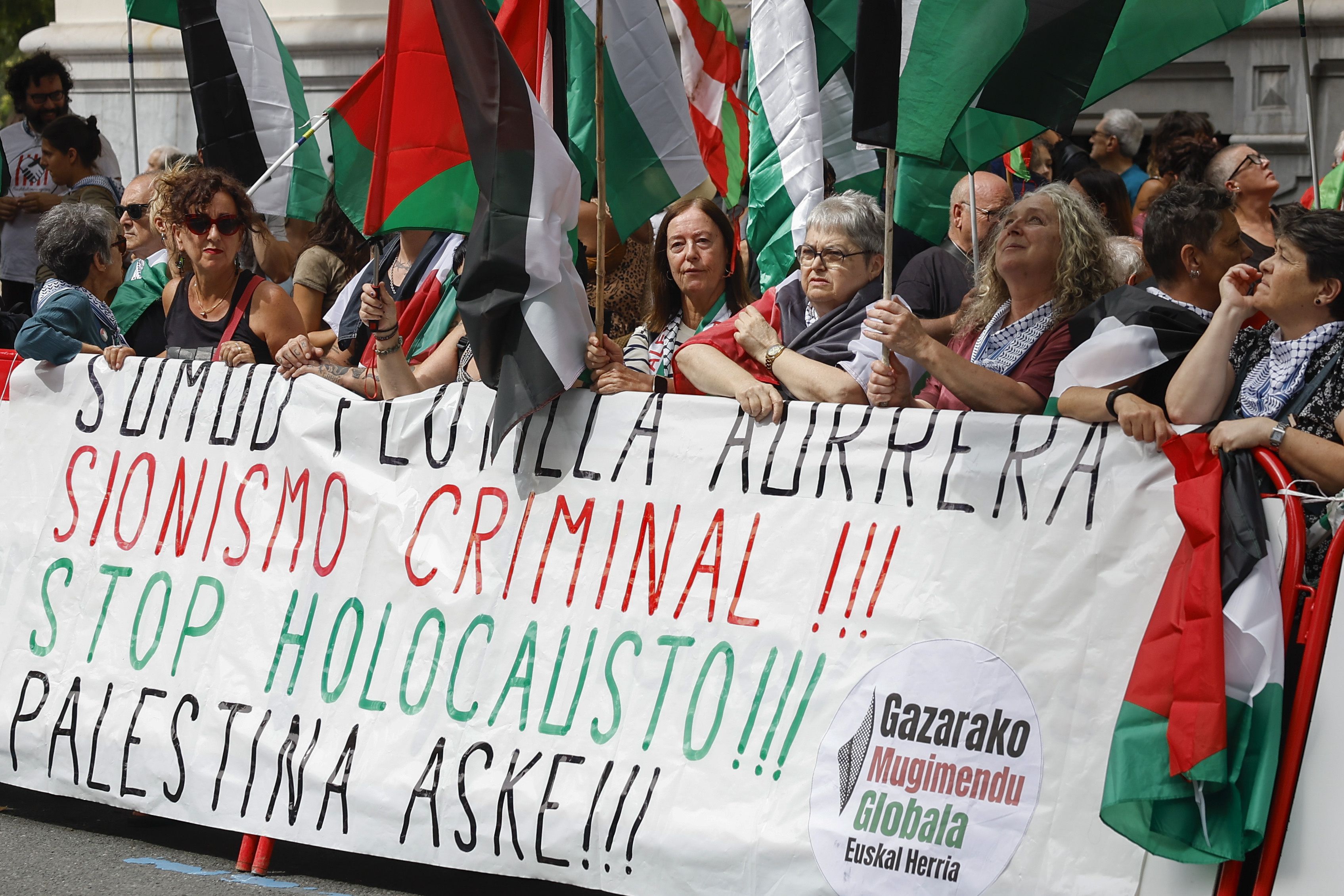 Membros da iniciativa Gernika Palestina protestam contra a participação da equipa Israel Premier Tech e em apoio aos palestinianos, durante a 11.ª etapa da Volta a Espanha em bicicleta, em Bilbau (Fotos: EPA)