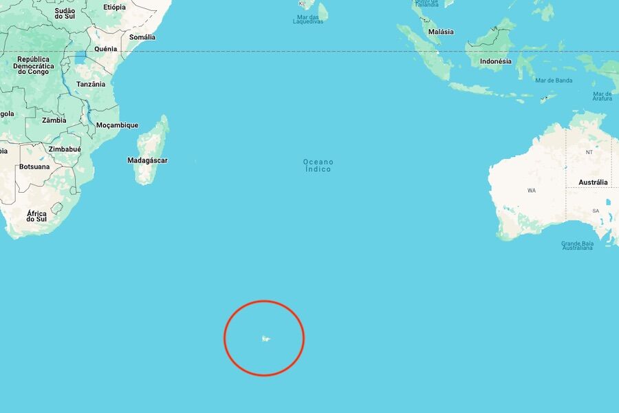 Há um "pontinho" remoto no fundo do Oceano Índico. Tem 50 pessoas e milhares de pinguins