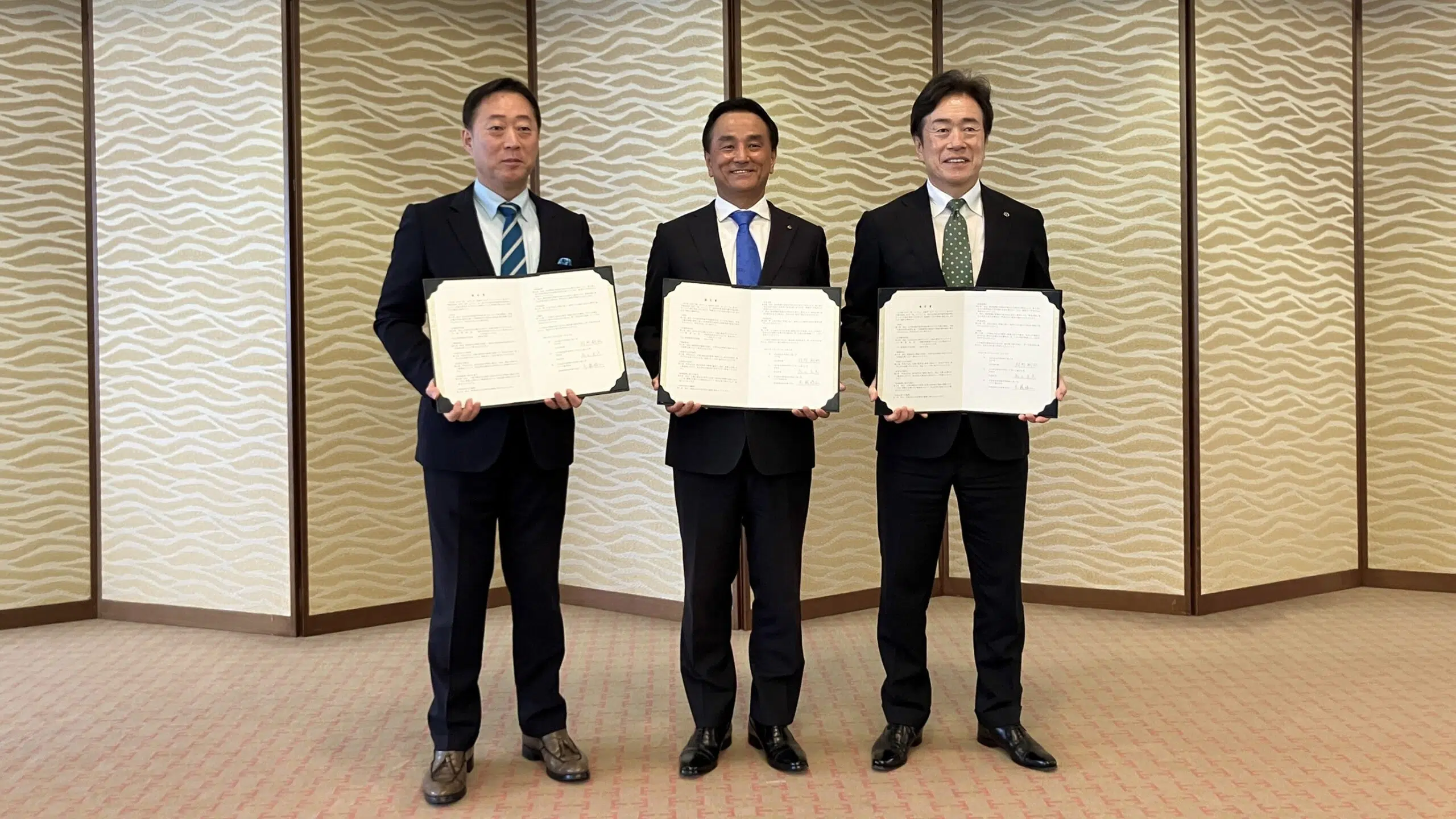 (da esquerda para a direita) O prefeito Fukuda, da cidade de Iwakuni, o governador Muraoka, da prefeitura de Yamaguchi, e o presidente Moro, da Mazda