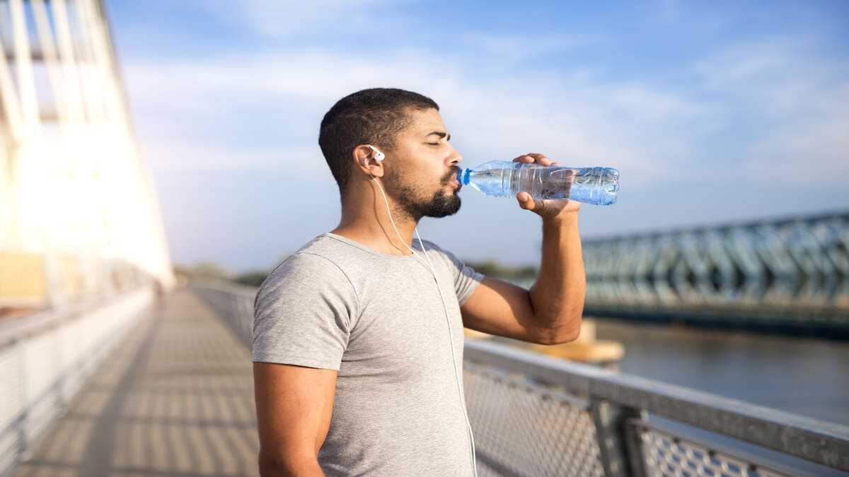 Como beber pouca água aumenta o nível de estresse de uma pessoa