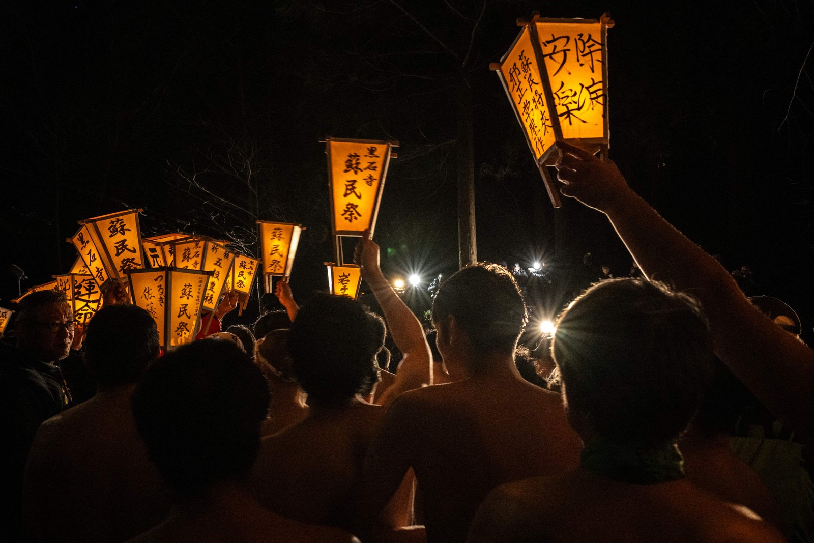 Ao anoitecer, homens de tanga branca iam ao templo, banhavam-se em um riacho e marchavam ao redor do terreno do templo, cerrando os punhos contra o frio da brisa de inverno enquanto cantavam "jasso Jewela" — Foto: Philip Fong/AFP
