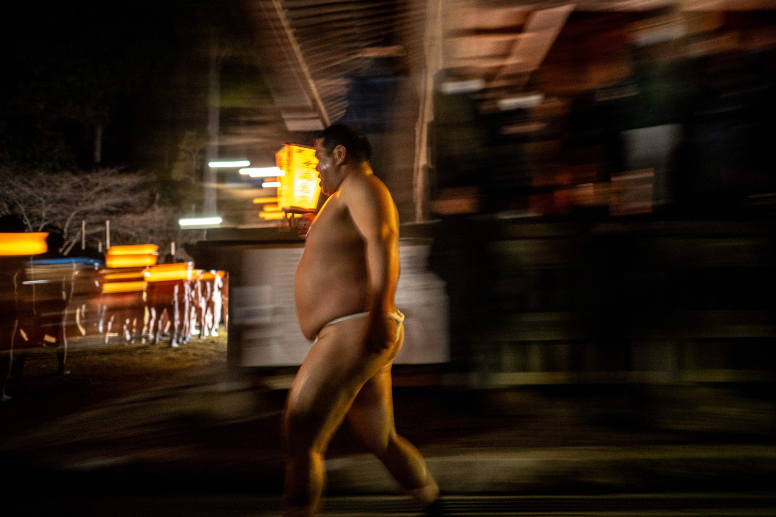 Muitos participantes e visitantes manifestaram a sua tristeza e compreensão no final do festival, que tem versões similares em outros templos — Foto: Philip Fong/AFP
