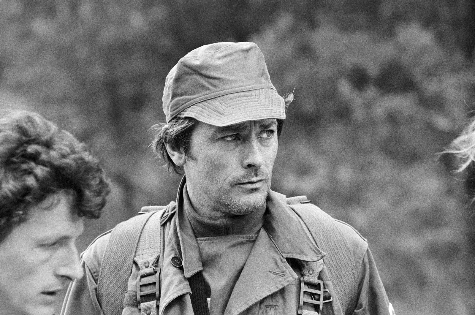 Alain Delon em 1979 na filmagem de "O médico" em Sissonne, na França — Foto: Jean MEUNIER / AFP