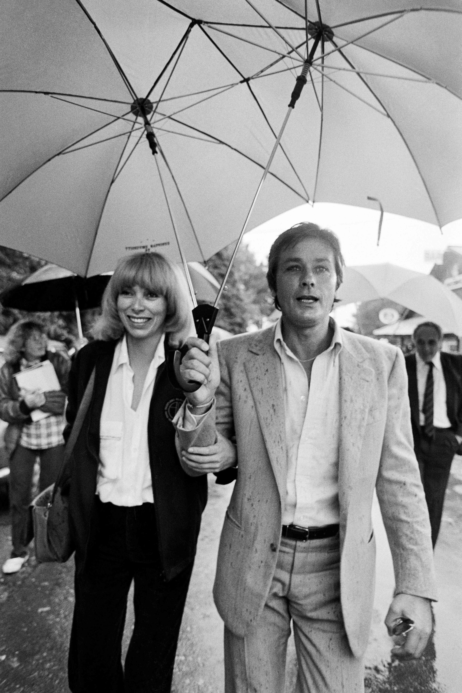 Alain Delon e a atriz francesa Mireille Darc em  1980 durante evento — Foto: Gabriel DUVAL and Jean-Pierre PREVEL / AFP