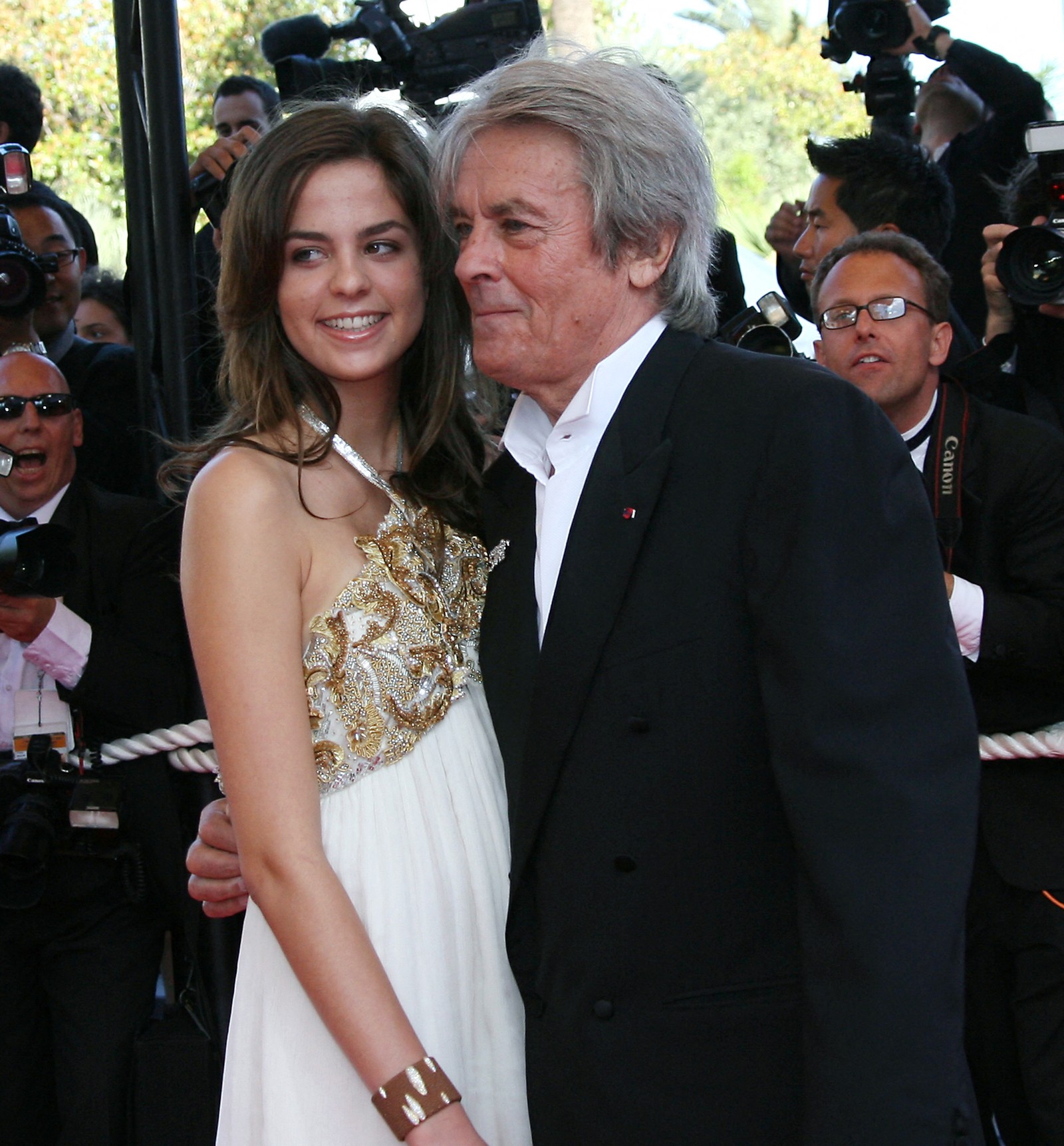 Alain Delon e a filha  Anouchka no Festival de Cannes em 2007 — Foto: Anne-Christine POUJOULAT / AFP