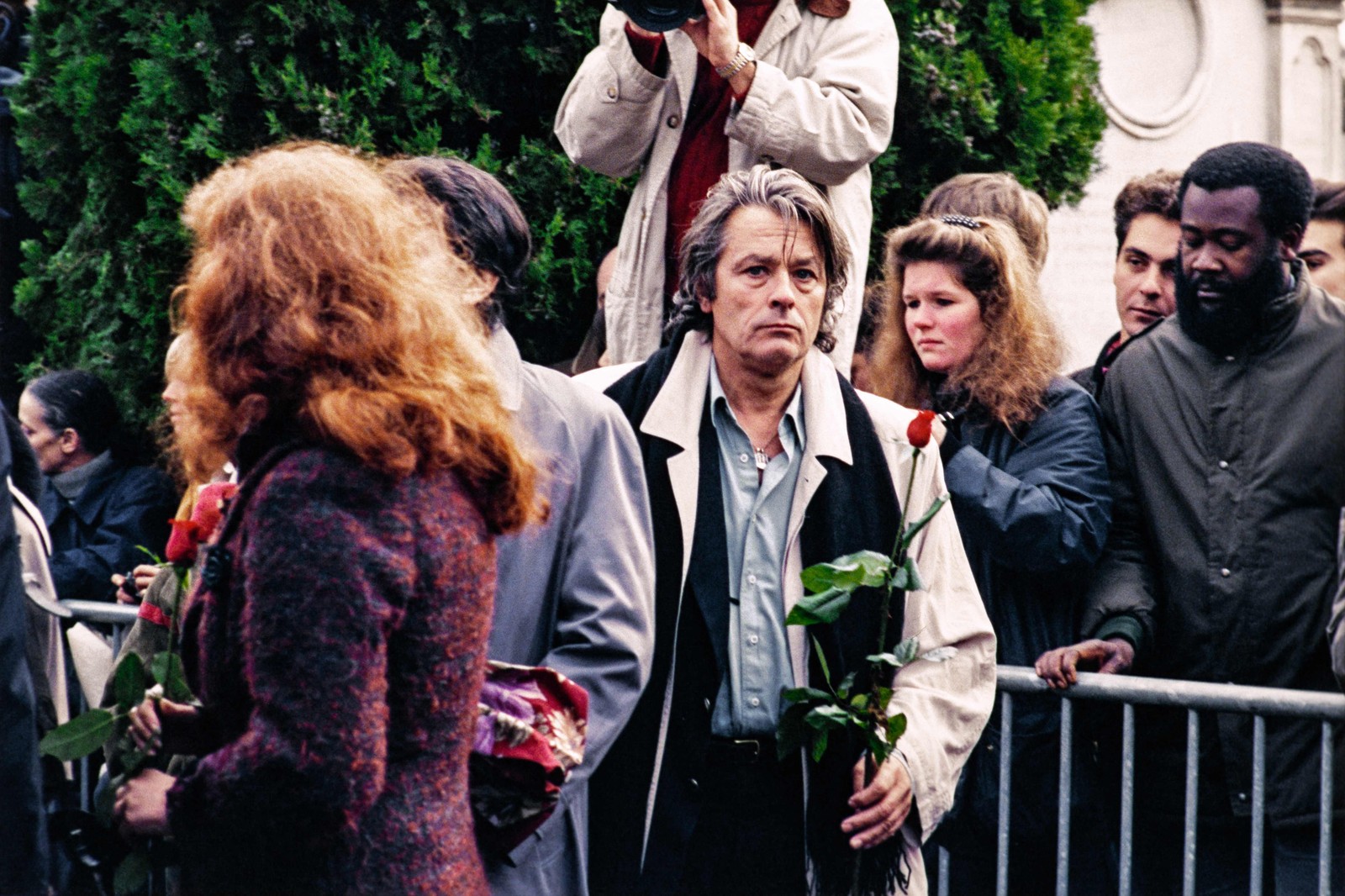 Alain Delon no funeral ao ator e cantor francês Yves Montand em novembro de 1991 no cemitério Père Lachaise, em Paris — Foto: Michel GANGNE / AF