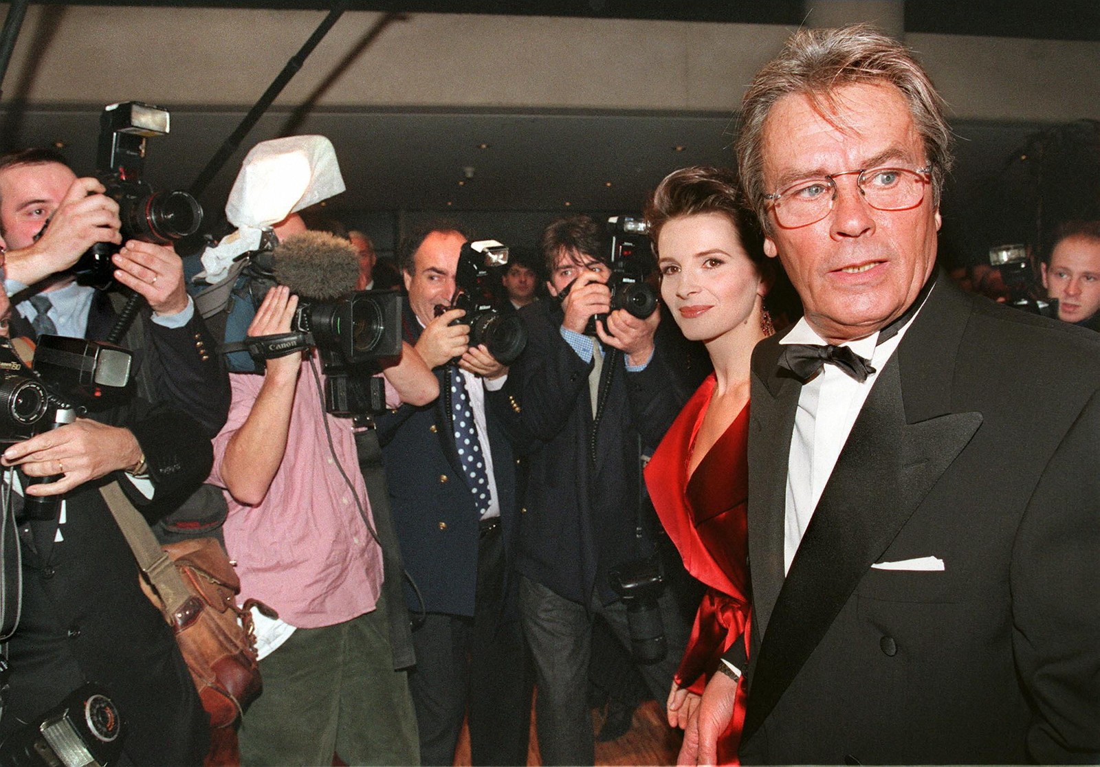 Alain Delon e a atriz Juliette Binoche em 1997 em evento no Louvre — Foto: Eric Feferberg / AFP