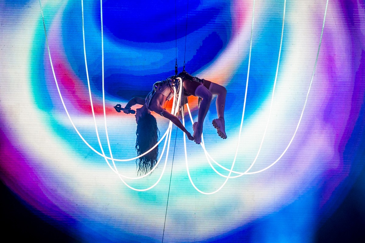 Katy Perry chega ao The Town a bordo de turnê futurista e após viagem polêmica ao espaço