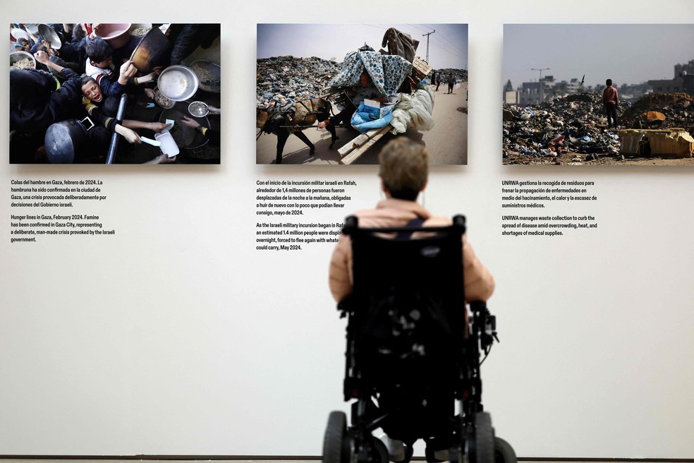Visitante na exposição "Gaza Através dos Seus Olhos", no Museu Thyssen-Bornemisza, em Madrid — Foto: Thomas COEX / AFP