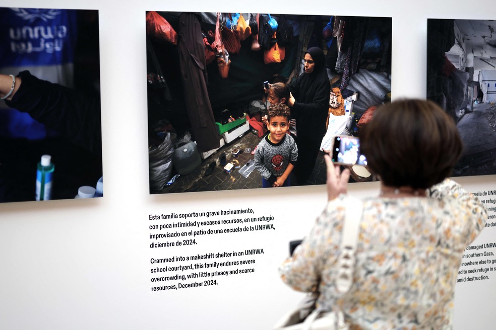 Visitante na exposição "Gaza Através dos Seus Olhos", no Museu Thyssen-Bornemisza, em Madrid — Foto: Thomas COEX / AFP