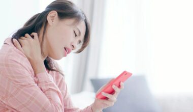 "Pescoço de texto": os smartphones estão a provocar um novo problema de saúde?