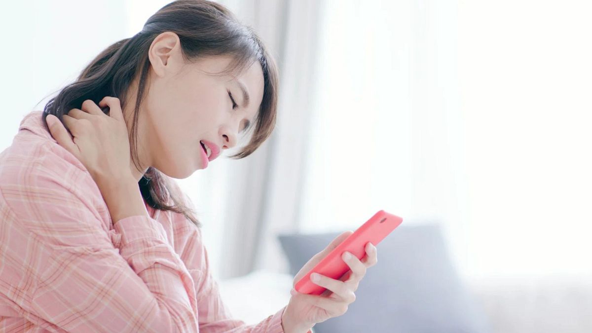 "Pescoço de texto": os smartphones estão a provocar um novo problema de saúde?
