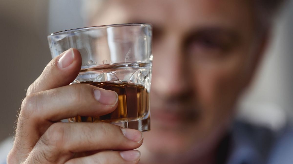Estudo alerta que qualquer quantidade de álcool aumenta risco de demência