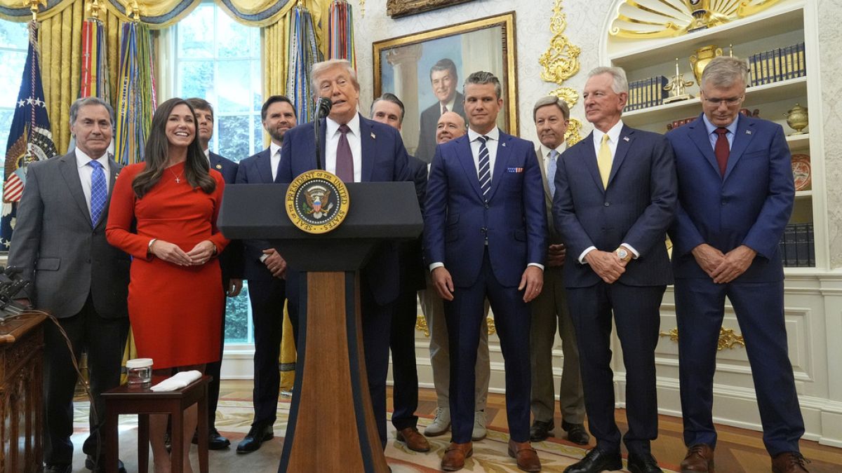 Trump anuncia que ataque dos EUA a barco venezuelano matou 11 "narcoterroristas"