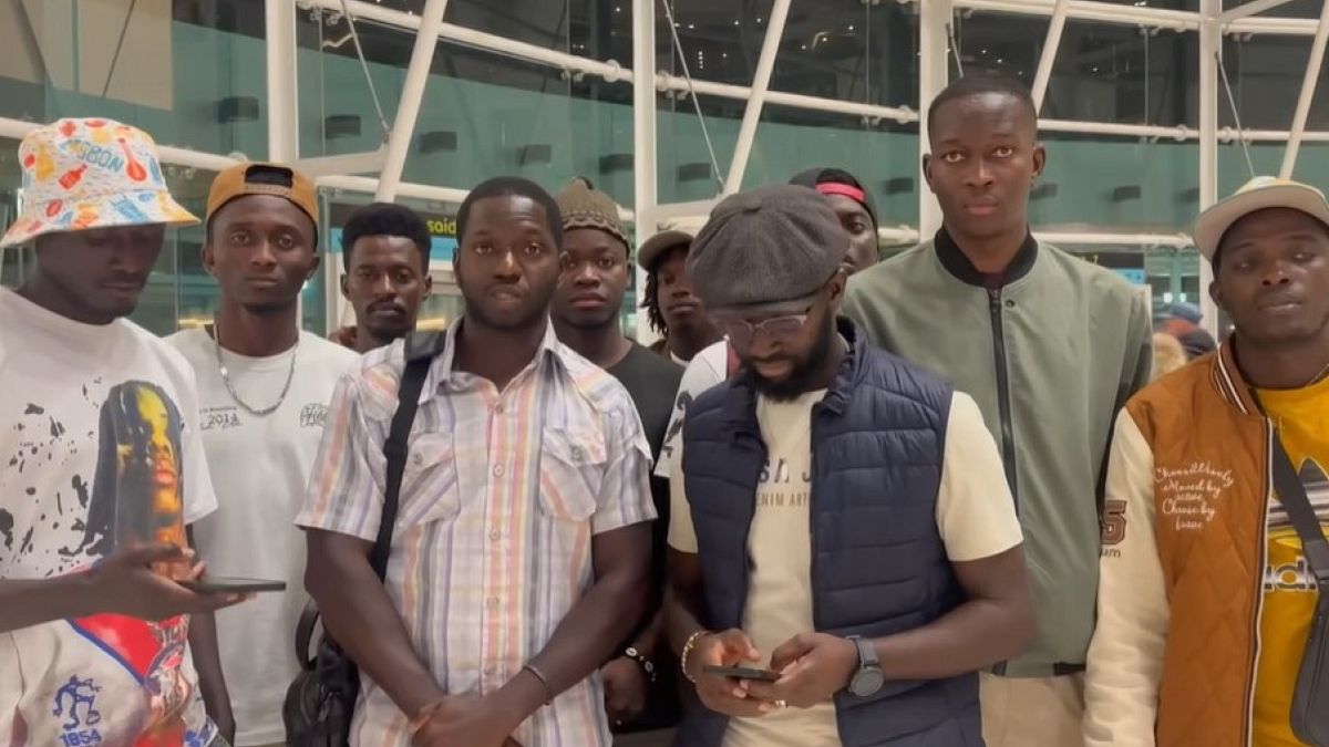 Mais de 40 estudantes guineenses retidos no aeroporto de Lisboa