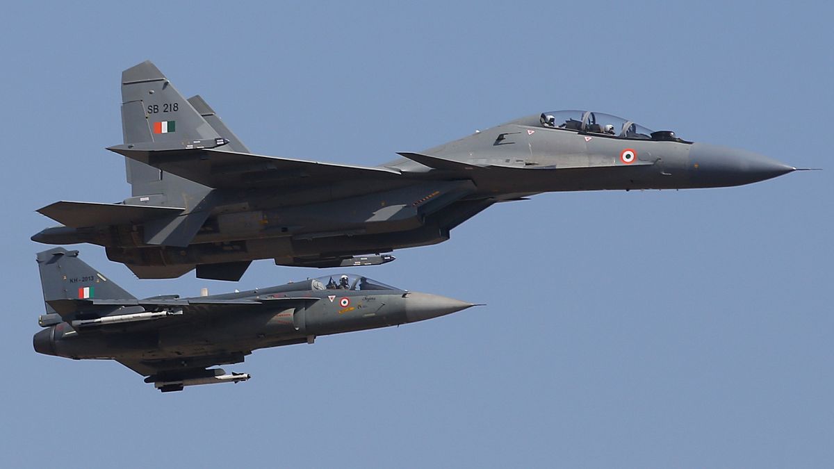 Venezuela exibe os seus caças russos Sukhoi Su-30 à presença naval dos EUA nas Caraíbas
