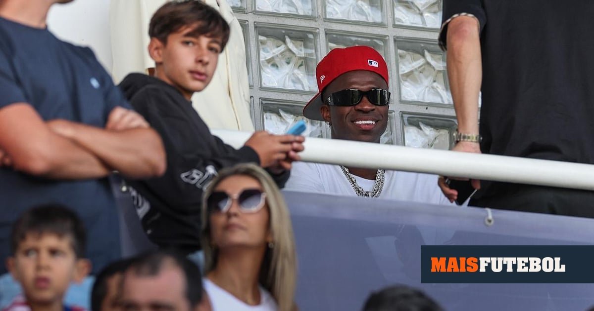 VÍDEO: Vinicius Jr., coproprietário do Alverca, assiste ao duelo com Benfica