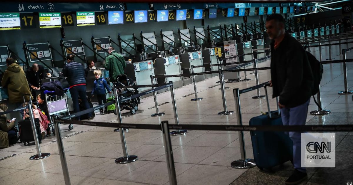 Estudantes guineenses retidos no aeroporto de Lisboa ameaçados de repatriamento até sexta-feira