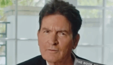 Charlie Sheen, astro de 'Dois Homens e Meio', relembra vício em álcool e drogas: 'Tremo de vergonha'