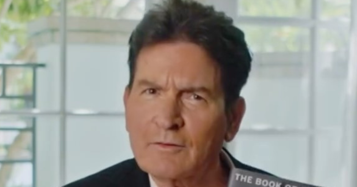 Charlie Sheen, astro de 'Dois Homens e Meio', relembra vício em álcool e drogas: 'Tremo de vergonha'