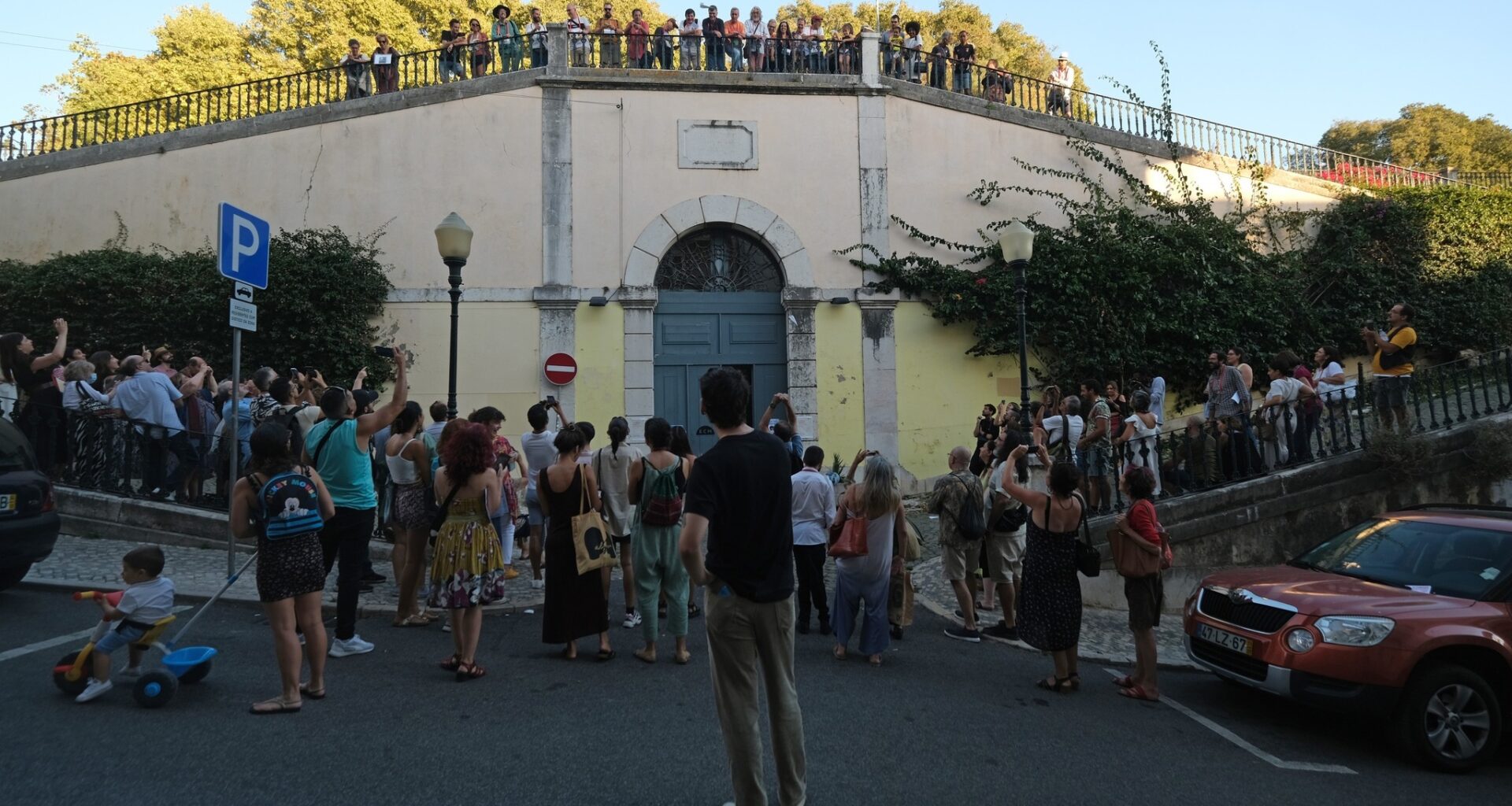 No Príncipe Real, livros pelos ares apanham desprevenidos leitores e peões