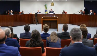 Advogado conta histórias aos juízes e oferece cigarros a Bolsonaro, relator deixa recados aos EUA: 1º dia do julgamento do ex-Presidente