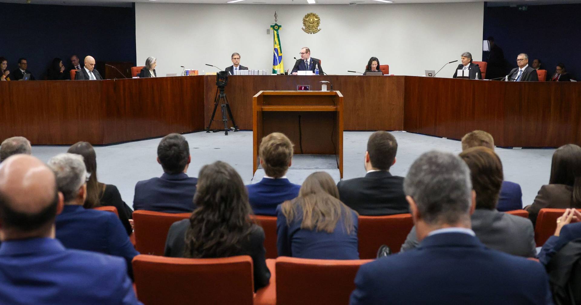 Advogado conta histórias aos juízes e oferece cigarros a Bolsonaro, relator deixa recados aos EUA: 1º dia do julgamento do ex-Presidente