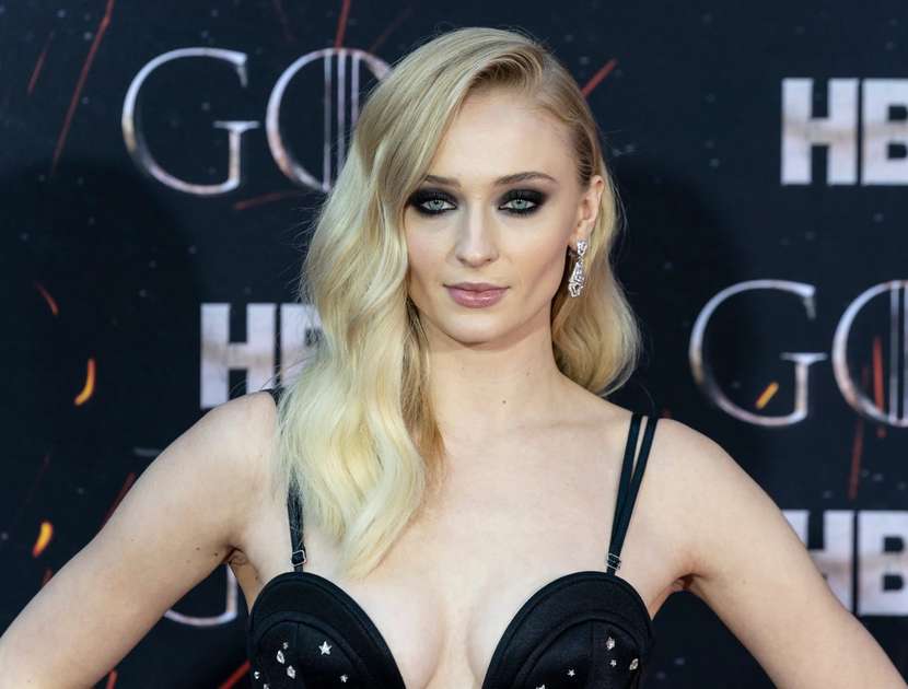 Sophie Turner é escolhida como Lara Croft na nova adaptação de Tomb Raider
