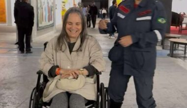 Regina Duarte aparece em cadeira de rodas em evento em São Paulo