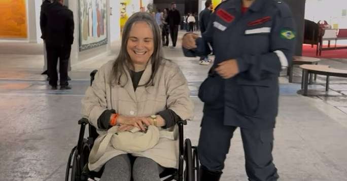 Regina Duarte aparece em cadeira de rodas em evento em São Paulo