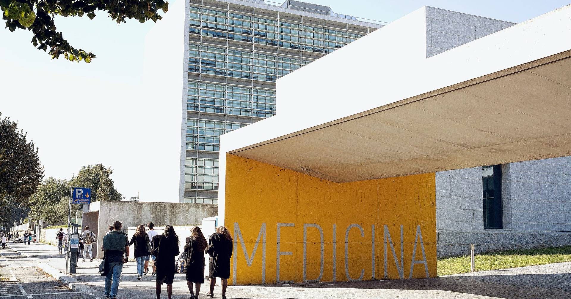 Reitor do Porto denuncia “pressões” para facilitar entradas em Medicina, ministro da Educação disponibilizou-se para abrir vagas extra