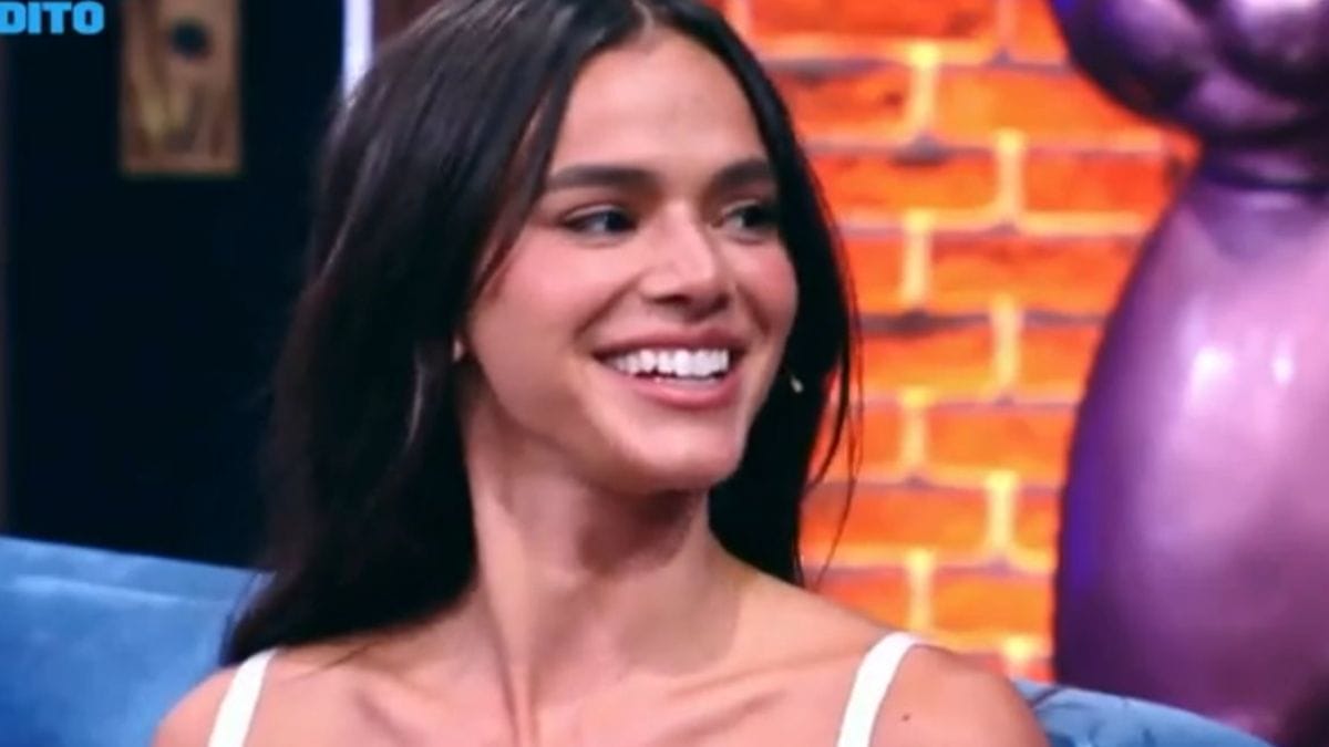 "Duro três meses": no Lady Night, Bruna Marquezine brinca sobre duração dos relacionamentos