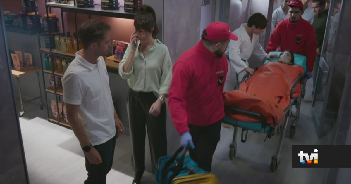 A Protegida: Paz sente-se mal é levada na ambulância - Novelas