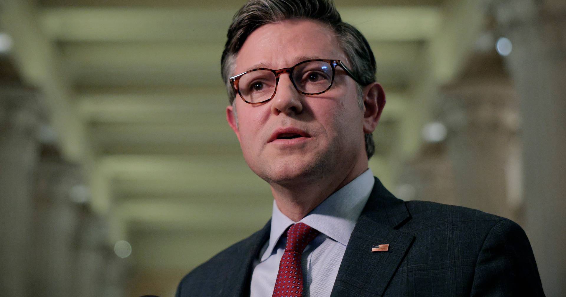 Foi “deturpado”: Mike Johnson diz que Trump era um “informador do FBI” no caso Epstein