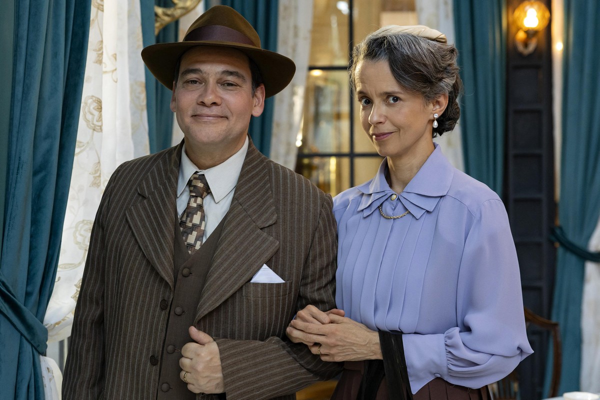 Nos resumos de 'Êta mundo melhor!', Aderbal e Marilda anunciam a Samir e Jasmin que os venderão para um homem