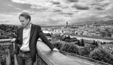 Dan Brown diz ser como Taylor Swift ao publicar novo livro - 09/09/2025 - Ilustrada