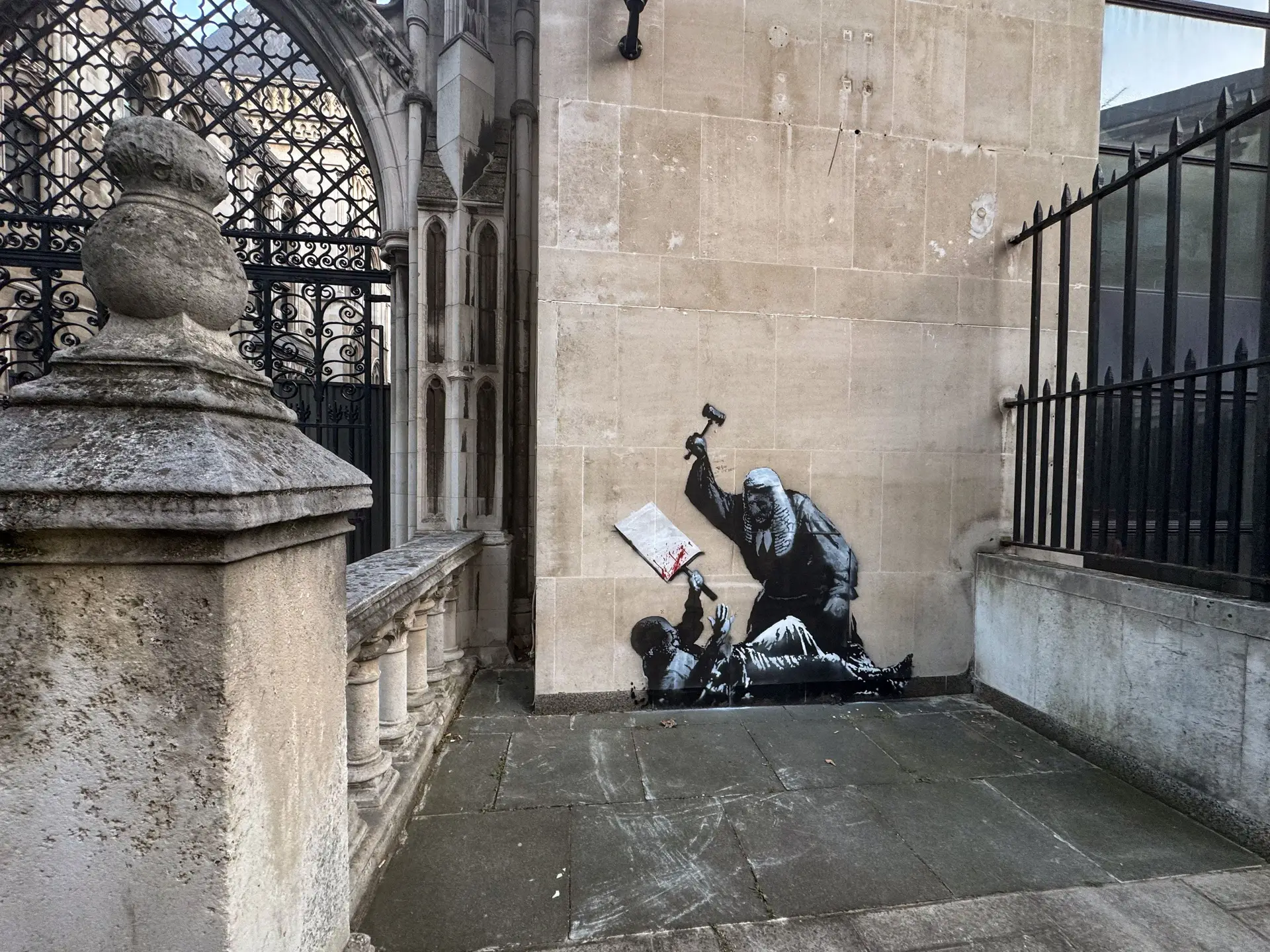 Vista do novo mural do artista anónimo Banksy na fachada do Royal Courts of Justice, em Londres, Reino Unido, a 8 de setembro de 2025.