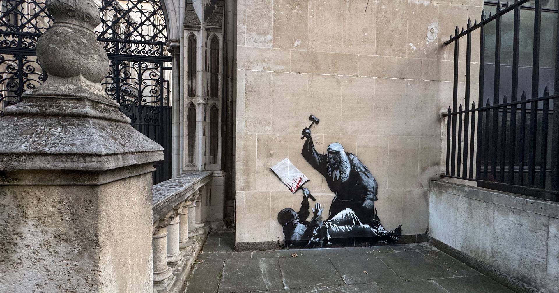 Banksy reaparece com mural polémico que acaba tapado pelas autoridades em Londres