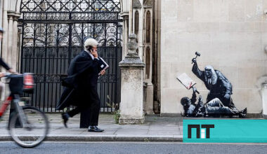 Novo mural de Banksy critica tribunais. Foi tapado em menos de 24 horas — NiT
