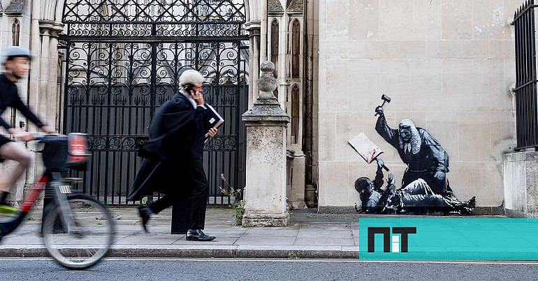 Novo mural de Banksy critica tribunais. Foi tapado em menos de 24 horas — NiT