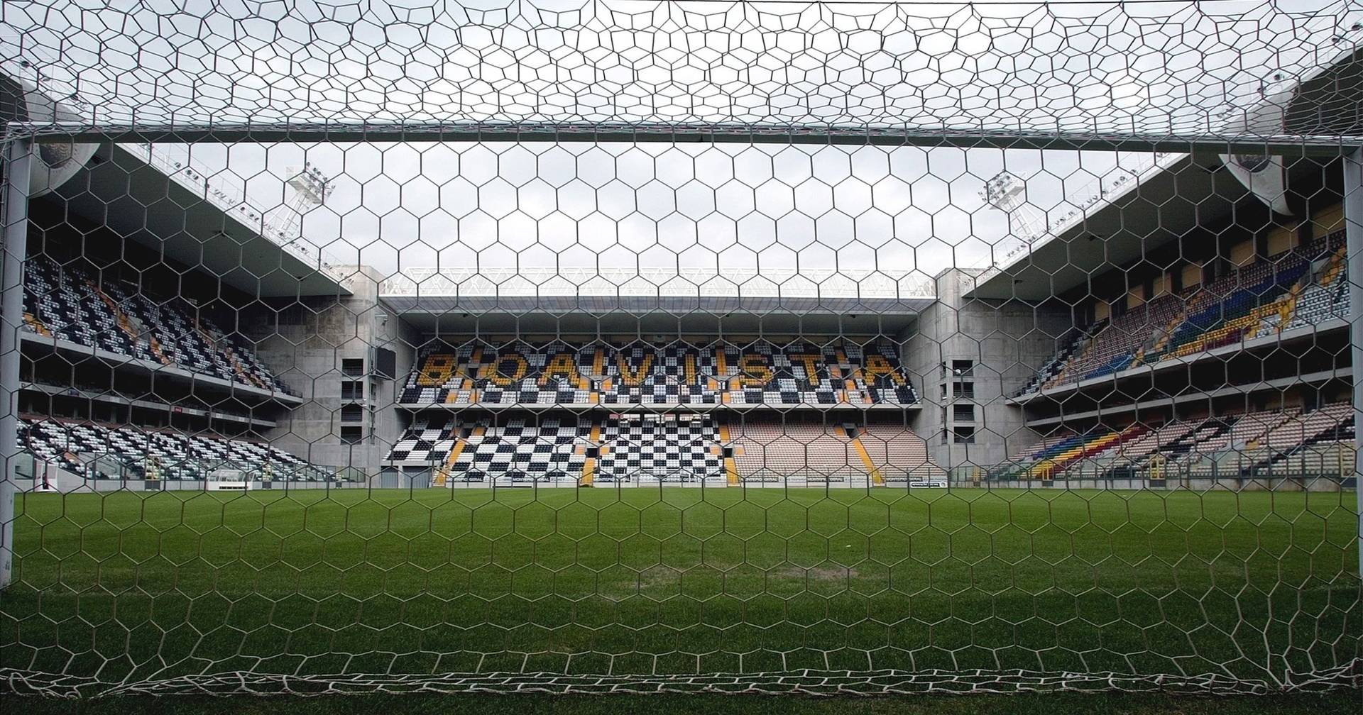 Tragédia no Boavista: futebolista de sete anos morre após colapsar no treino