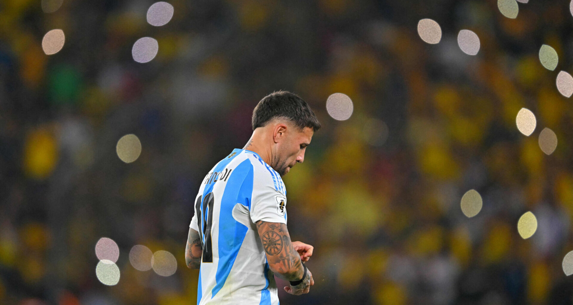 Expulso no Equador-Argentina, Otamendi deixa mensagem: "O meu último capítulo..."