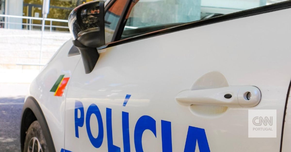 Criança encontrada descalça e sozinha em Aveiro. PSP suspeita de maus-tratos