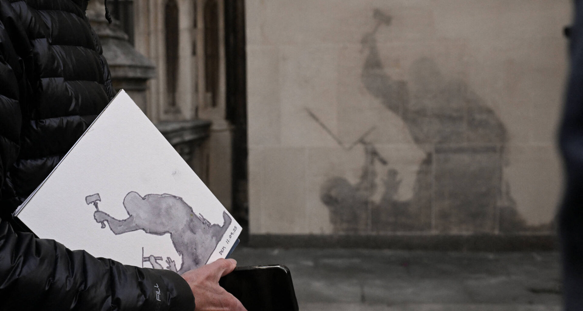 Nova arte de Banksy é removida de tribunal em Londres - 11/09/2025 - Ilustrada