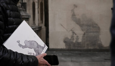 Nova arte de Banksy é removida de tribunal em Londres - 11/09/2025 - Ilustrada